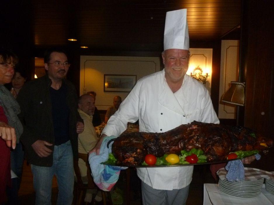 Spanferkel-Essen